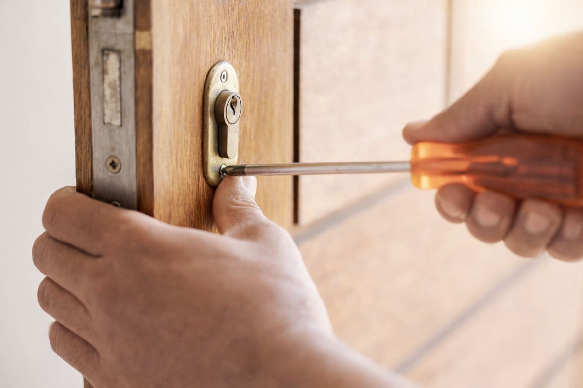 Sustituir una cerradura antigua: cuándo, cómo y por qué hacerlo bien